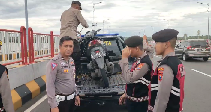 Polisi amankan sepeda motor yang tergeletak di jembatan Suramadu