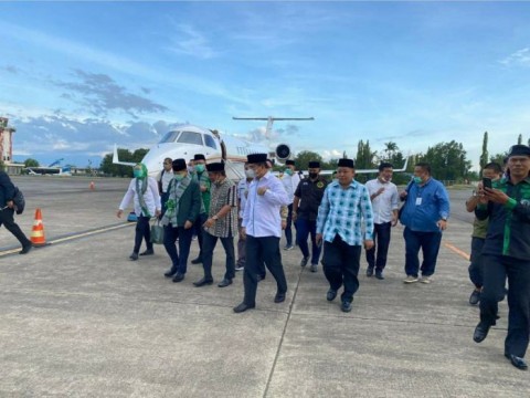 Suharso Manoarfa usai turun dari jet pribadi yang disewanya