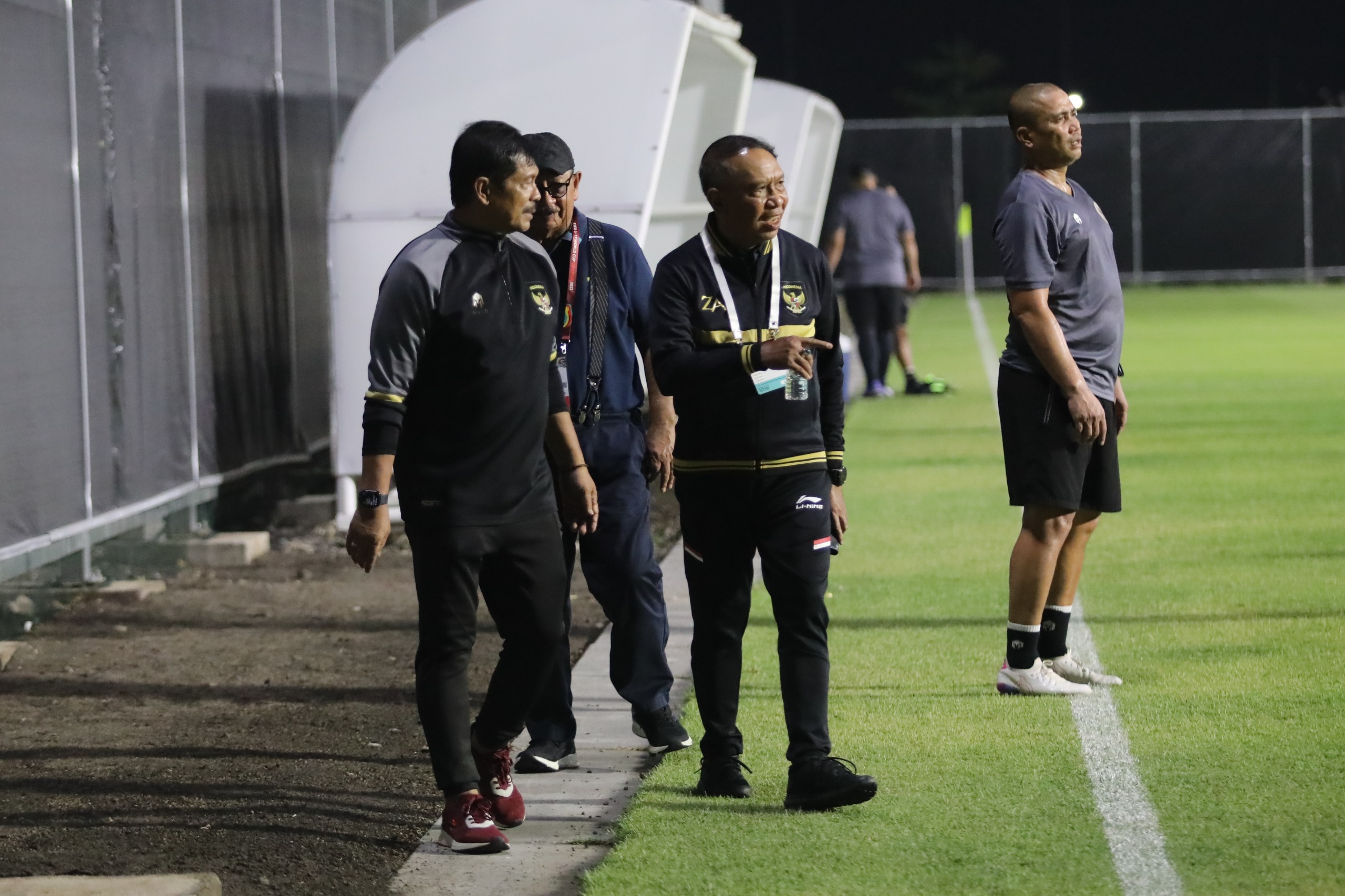 Waketum PSSI Zainudin Amali memantau latihan Timnas U-17 Indonesia di Lapangan C Komplek GBT, Surabaya, Selasa (7/11/2023) malam (PSSI)