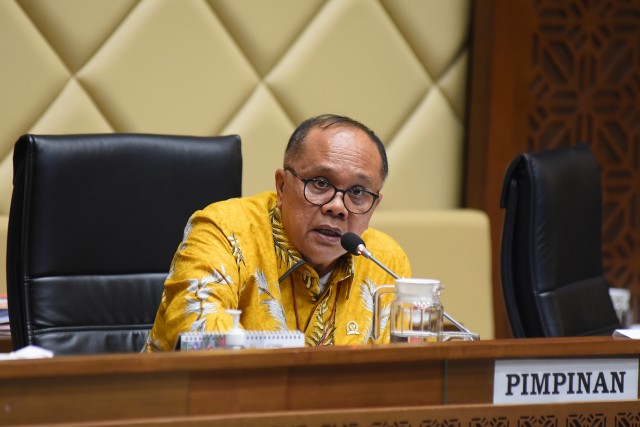 Wakil Ketua Komisi II DPR RI Junimart Girsang usai memimpin Rapat Kerja Komisi II DPR RI dengan Mendagri, BNPP, DKPP, KPU, dan Bawaslu di Gedung Parlemen, Senayan, Jakarta, Selasa (21/9/2021). 