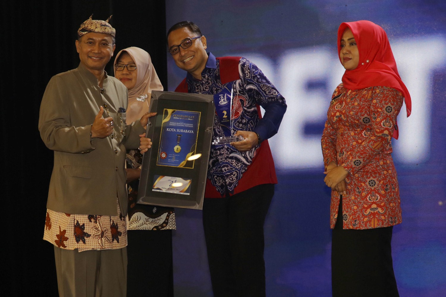 Wali Kota Surabaya Eri Cahyadi saat menerima penghargaan