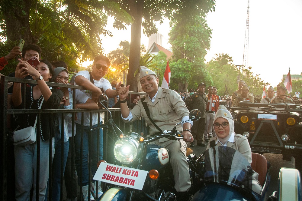 Wali Kota Surabaya Eri Cahyadi dan istrinya di Parade Surabaya Juang
