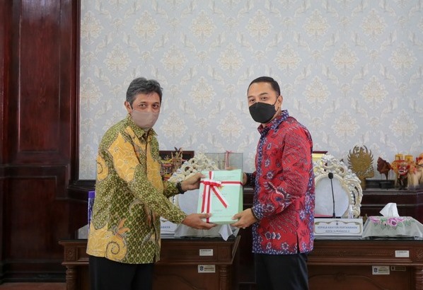 Wali Kota Surabaya Eri Cahyadi saat menerima sertifikat dari Kantor Pertanahan.
