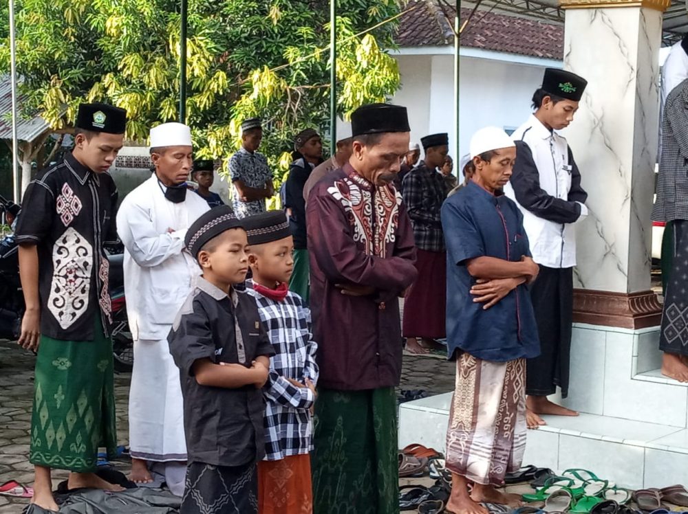 Jamaah putra di pondok pesantren Mahfilud Duror As Salihin, Jember, menggelar shalat id
