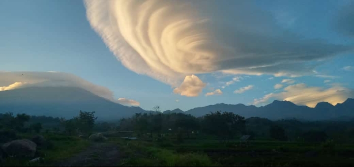 Fenomena topi awan terlihat di Gunung Welirang, Mojokerto, Kamis (5/11).
