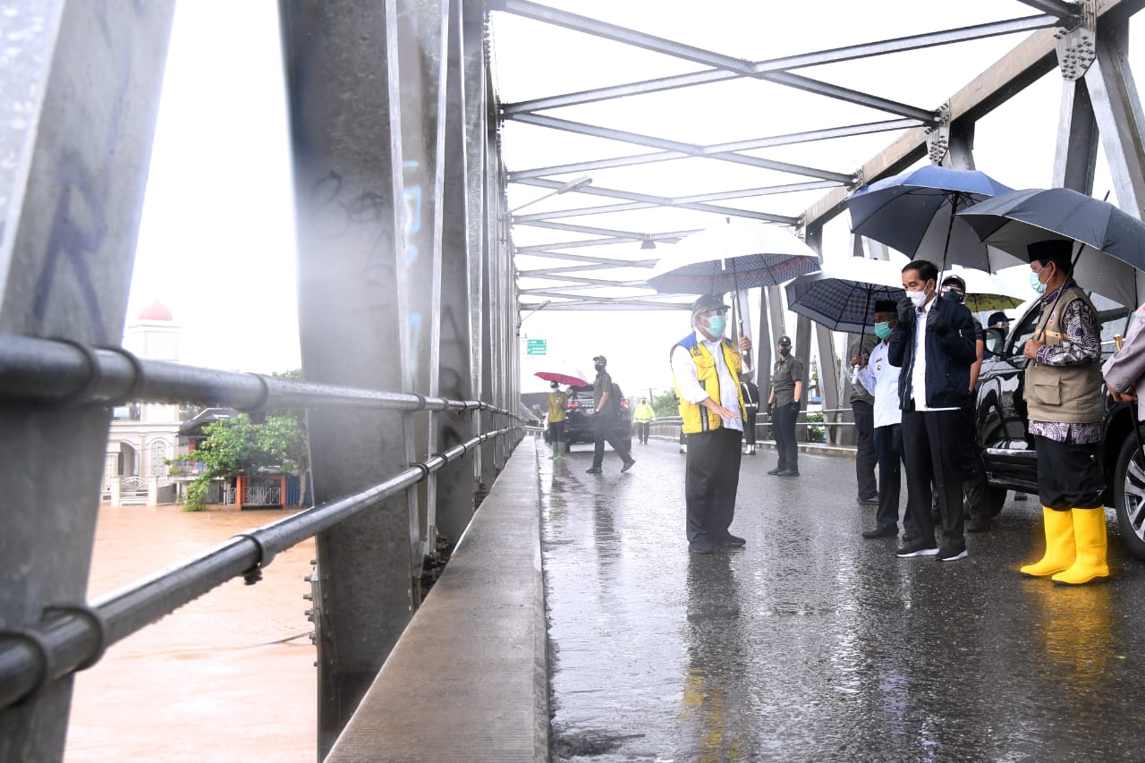 Presiden Joko Widodo meninjau sungai Martapura dari jembatan Pekauman yang berada di Kecamatan Martapura Timur, Kabupaten Banjar, Provinsi Kalimantan Selatan, Senin (18/01/2021). 
