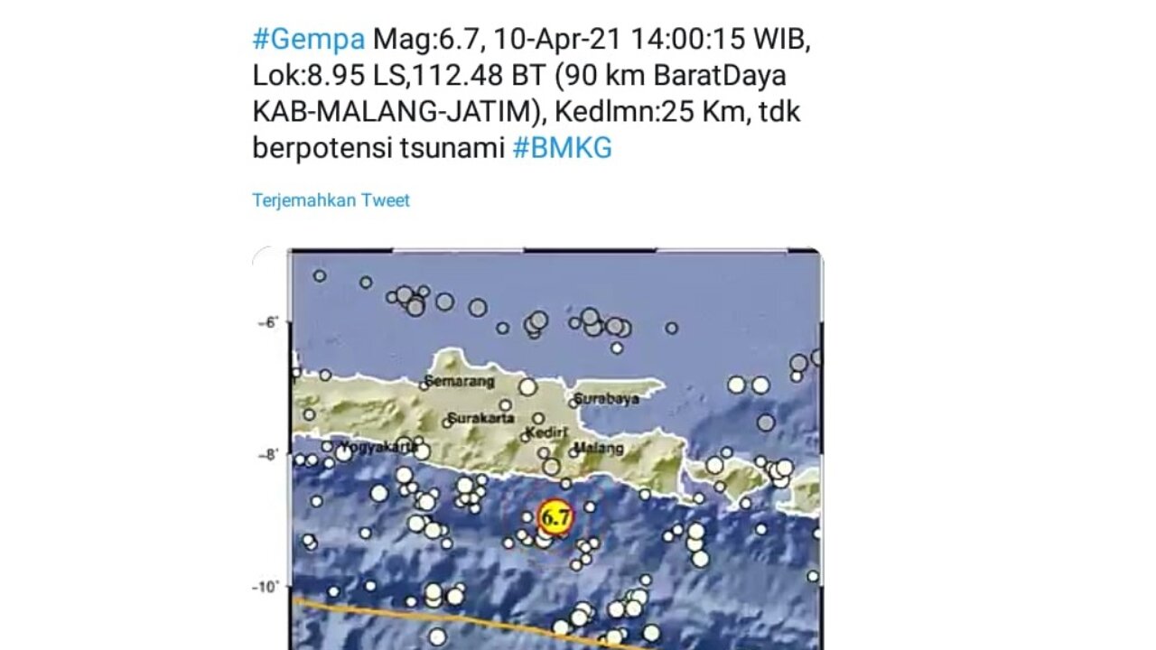 Pusat gempa berada di barat daya Kabupaten Malang.