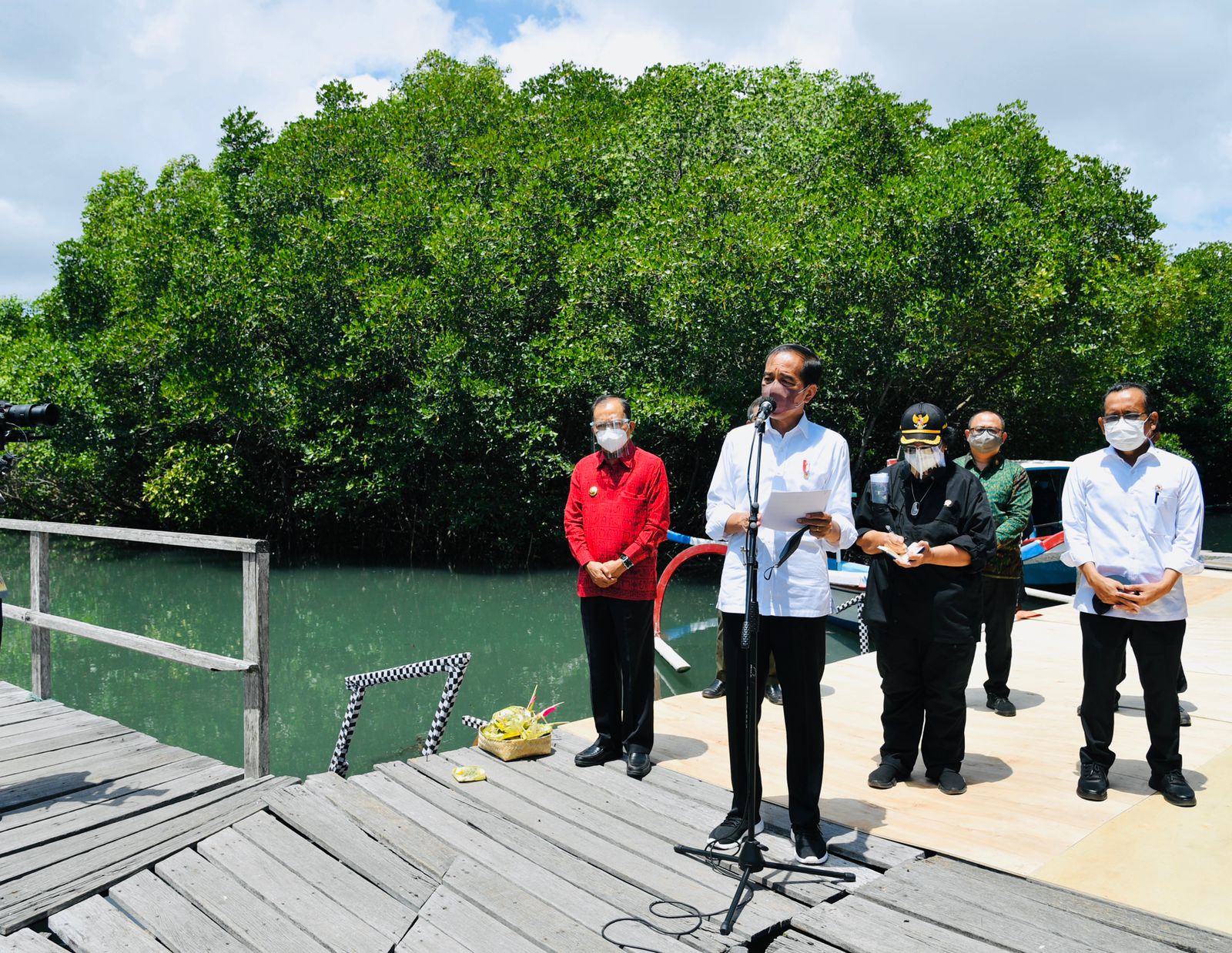 Presiden Jokowi memberikan keterangan pers usai meninjau hutan mangrove di Tahura Ngurah Rai, Kabupaten Badung, Bali, Jumat (08/10/2021)