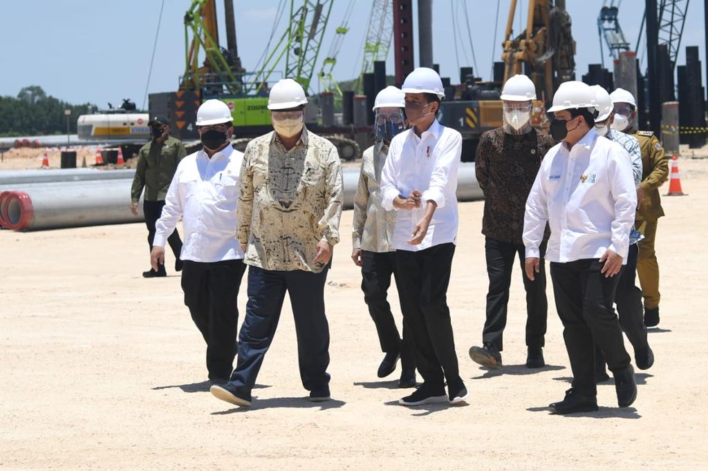 Presiden Joko Widodo melakukan groundbreaking pembangunan smelter PT Freeport Indonesia di Kawasan Ekonomi Khusus (KEK) Gresik, Kabupaten Gresik, Provinsi Jawa Timur, pada Selasa, 12 Oktober 2021. (Setpres)