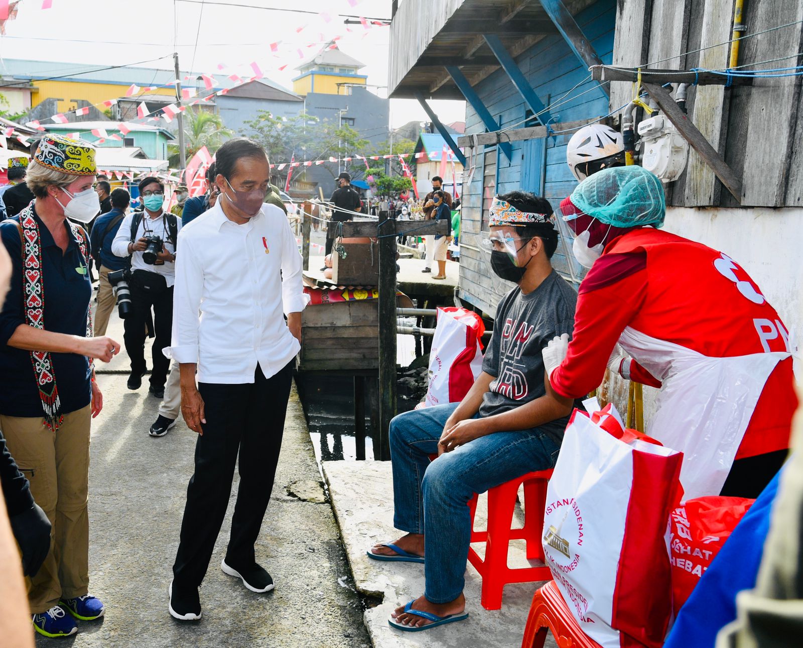 Presiden Joko Widodo meninjau vaksinasi COVID-19 secara pintu ke pintu, di Kelurahan Karang Rejo, Kota Tarakan, Kalimantan Utara, Selasa (19/10/2021). (Setpres/I)
