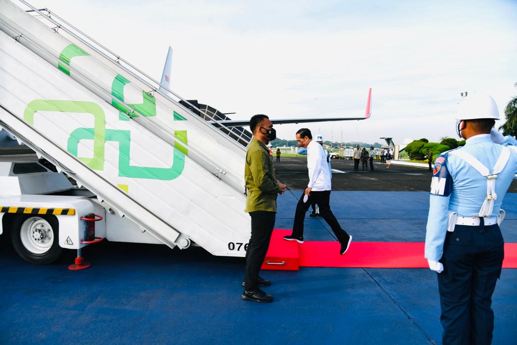 Presiden Joko Widodo bertolak ke Kaltara guna melakukan kunjungan kerja, Selasa (19/10/2021). (Foto: BPMI Setpres/Laily Rachev)