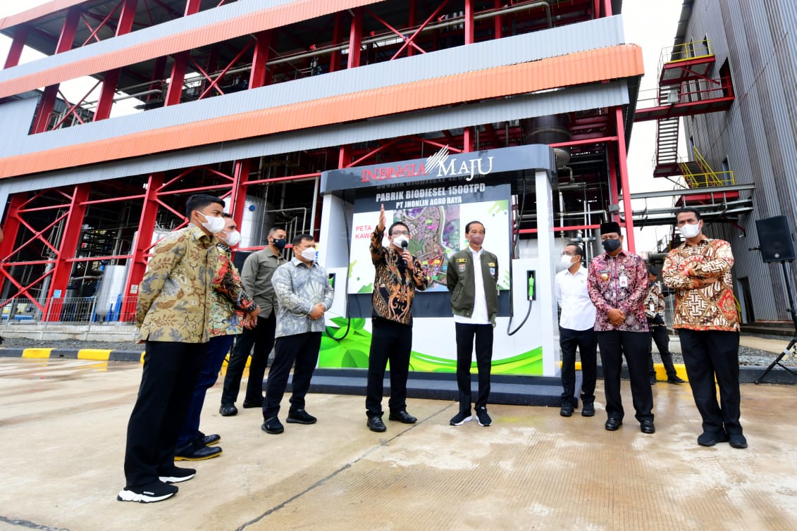 Presiden Joko Widodo saat peninjauan pabrik biodiesel milik PT Jhonlin Agro Raya, di Tanah Bumbu, Kalsel, Kamis (21/10/2021). (Setpres)
