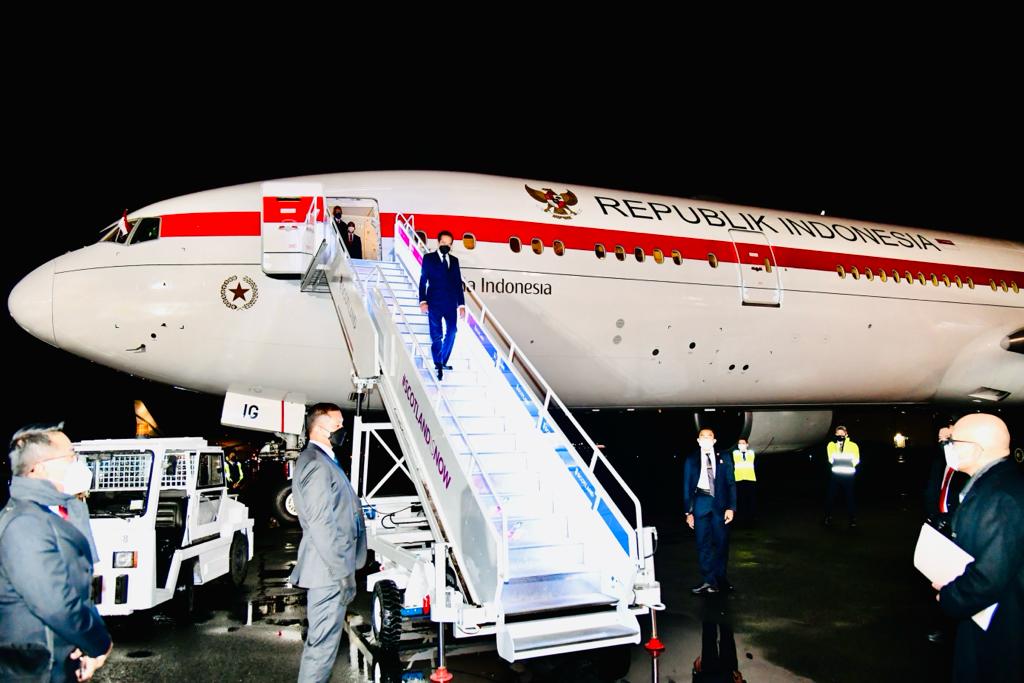 Presiden Joko Widodo tiba di Bandara Internasional Glasgow Prestwick, Glasgow, Skotlandia, Minggu (31/10/2021) malam waktu setempat. (Setpres)