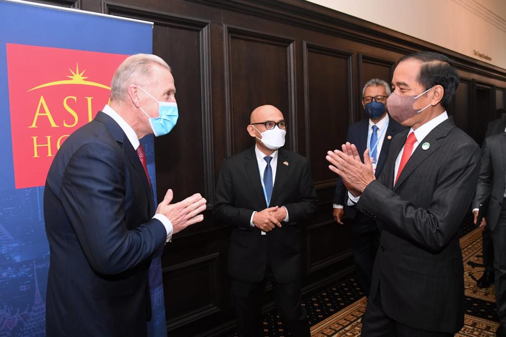 Presiden Joko Widodo mengadakan pertemuan CEOs Forum dengan beberapa investor besar asal Inggris, di Glasgow, Skotlandia, Senin (01/11/2021) pagi waktu setempat. (Setpres)