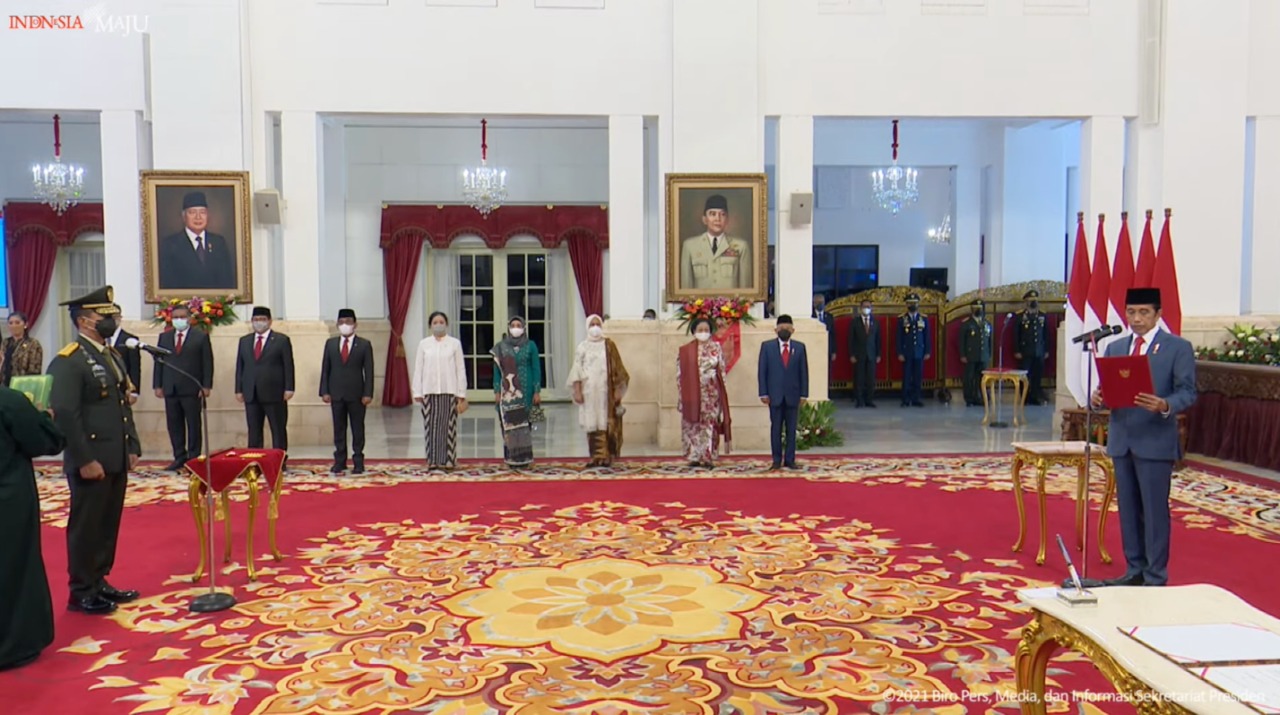 Presiden Jokowi saat mendiktekan sumpah jabatan kepada Jenderal Andika Perkasa. (Setpres)