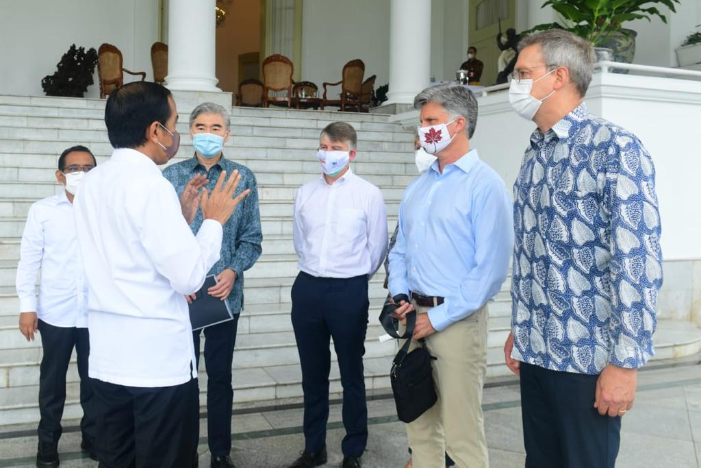 Presiden Jokowi, Jumat (19/11/2021), di Istana Kepresidenan Bogor, Jabar, bersama sejumlah dubes negara sahabat sebelum bertolak meninjau Persemaian Modern Rumpin. (BPMI Setpres)