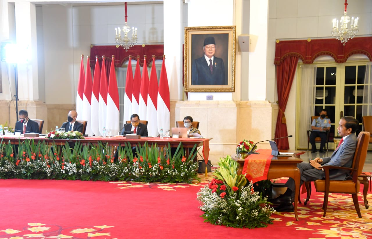 Presiden Joko Widodo didampingi Seskab Pramono Anung dan Menlu Retno Marsudi saat menghadiri Konferensi Khusus untuk Memperingati 30 Tahun Hubungan ASEAN-RRT, secara virtual dari Istana Kepresidenan Jakarta, Senin (22/11/2021). (Setpres/Rusman)