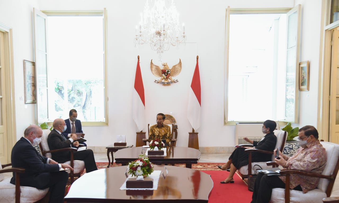 Presiden Jokowi menerima kunjungan kehormatan Menlu Prancis, Jean-Yves Le Drian, di Istana Merdeka, Jakarta. (Setpres)
