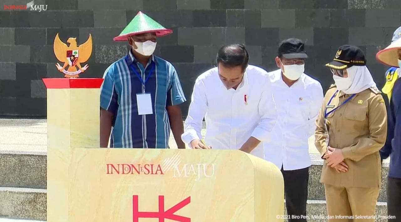 Presiden Jokowi menandatangani prasasti sebagai tanda peresmian Bendungan Tugu dan Bendungan Gongseng, Selasa (30/11/2021), di Trenggalek, Jatim. (Foto: Tangkapan Layar)