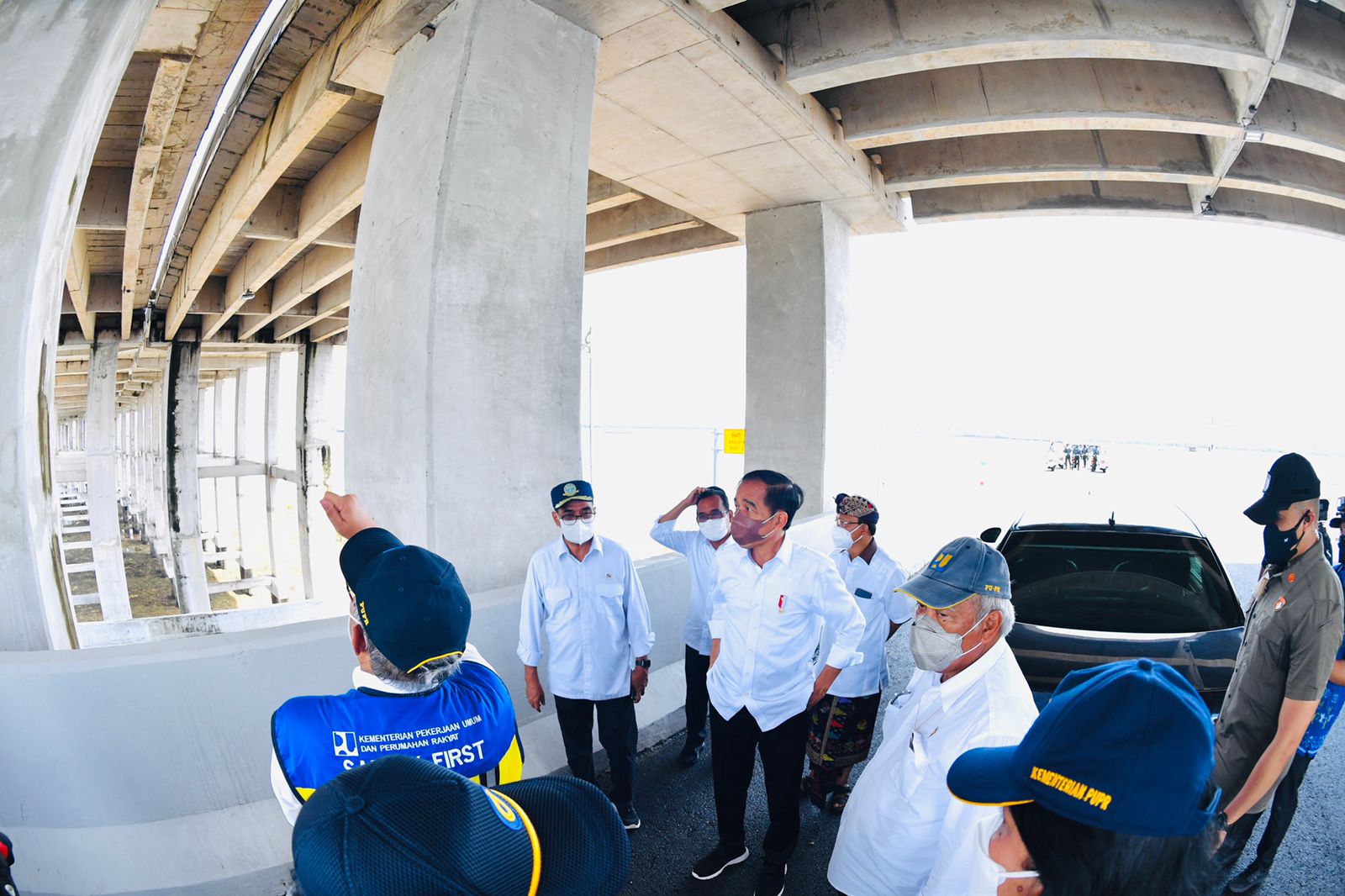 Presiden Jokowi dan Ibu Iriana meninjau Jalan Tol Bali-Mandara, Kamis (02/12/2021), di Bali.