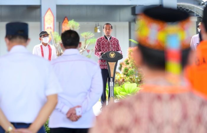Presiden Jokowi saat meresmikan Bandara Tebelian, di Kab. Sintang, Kalbar, Rabu (08/12/2021) pagi. (Setpres)