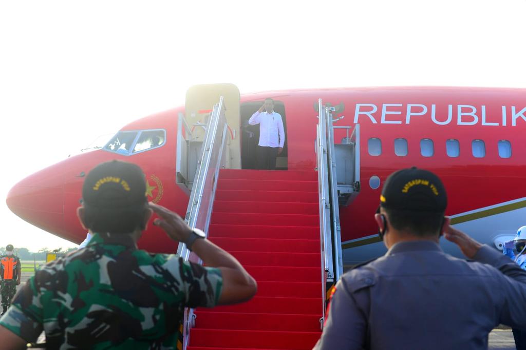 Presiden Joko Widodo bertolak ke Sintang, Kalbar guna melakukan kunjungan kerja, Rabu (08/12/2021). (Setpres)