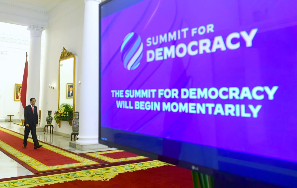 Presiden Jokowi mengikuti Summit for Democracy 2021 secara virtual, dari Istana Kepresidenan Bogor, Kamis (09/12/2021). 