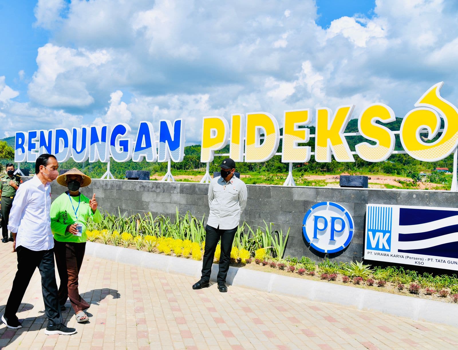 Presiden Jokowi berdialog dengan petani usai peresmian Bendungan Pidekso, di Wonogiri, Selasa (28/12/2021). (Setpres)