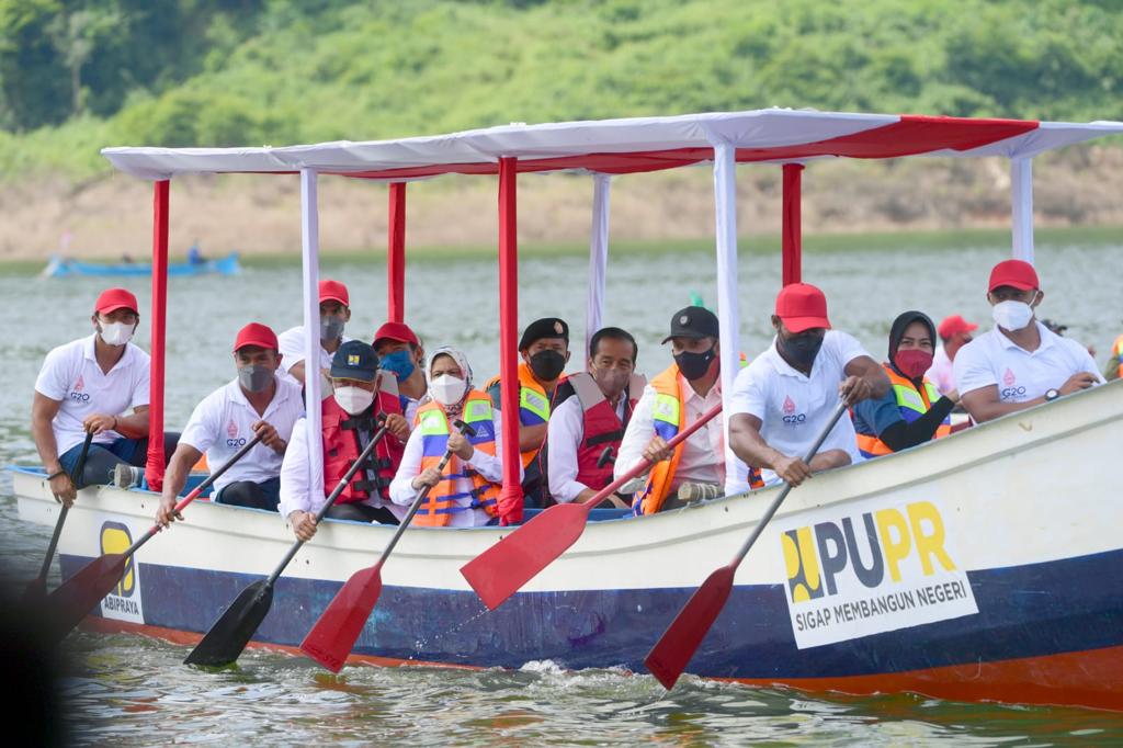Presiden Jokowi didampingi Ibu Negara pada saat Peresmian Bendungan Bintang Bano, di Sumbawa Barat, NTB, Jumat (14/01/2022). (Setpres)
