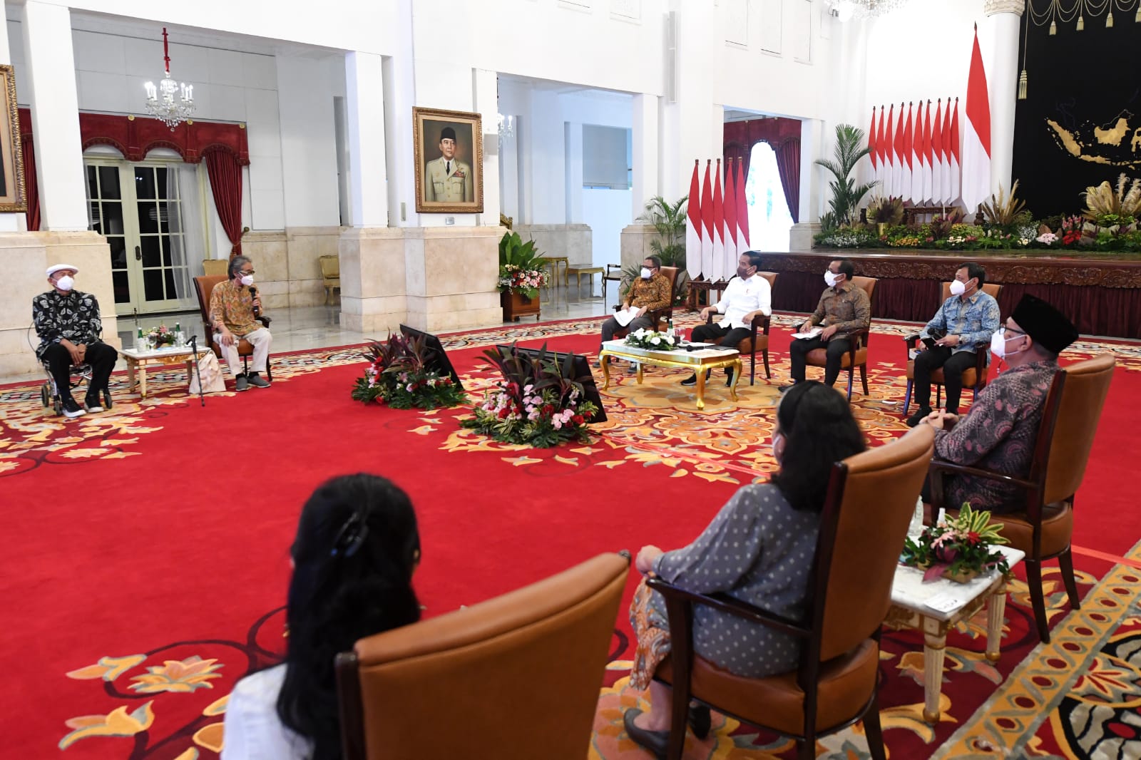 Presiden Joko Widodo menerima kunjungan para seniman dan budayawan di Istana Negara, Jakarta.