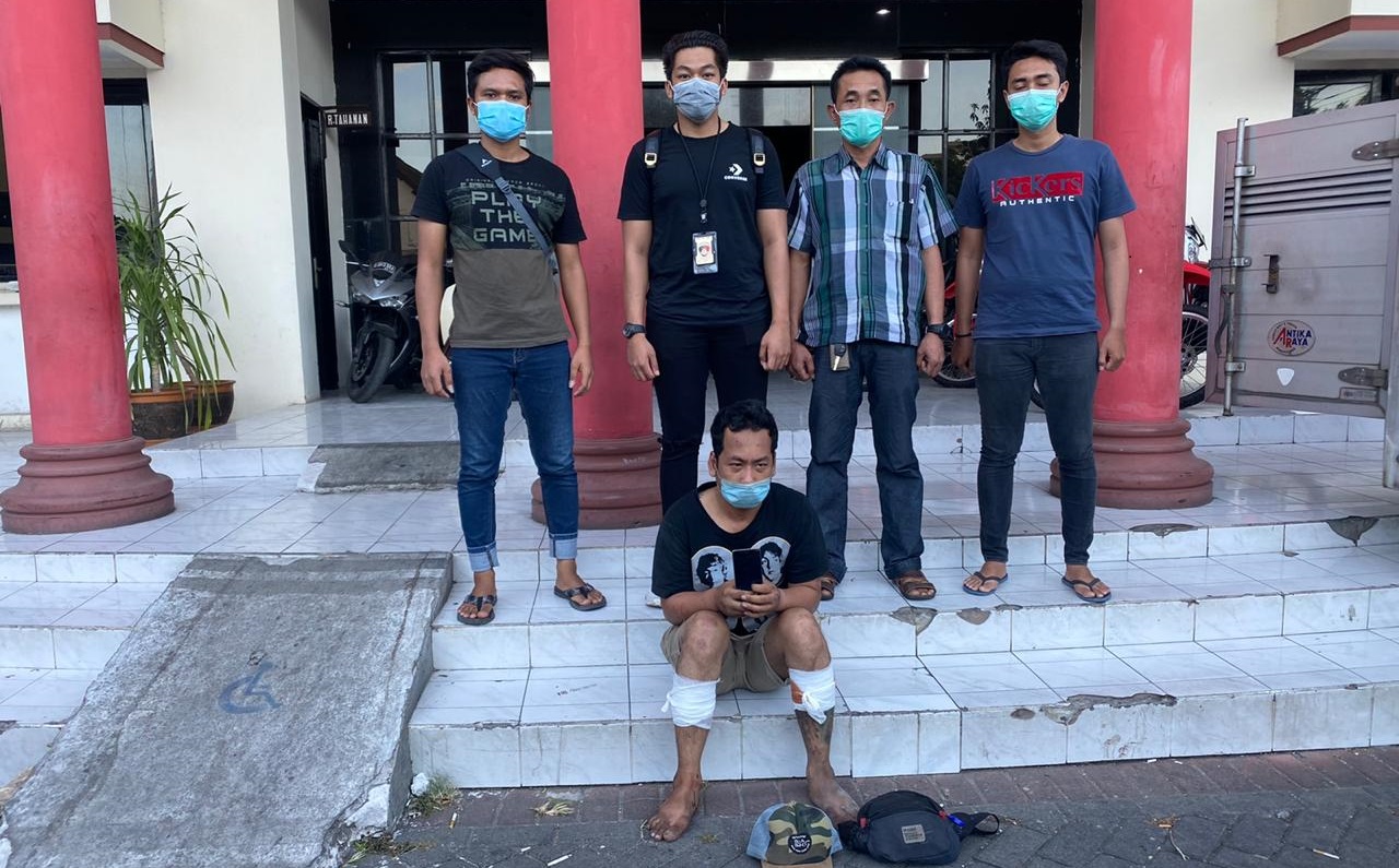 pelaku saat diamankan polisi di Mapolrestabes Surabaya