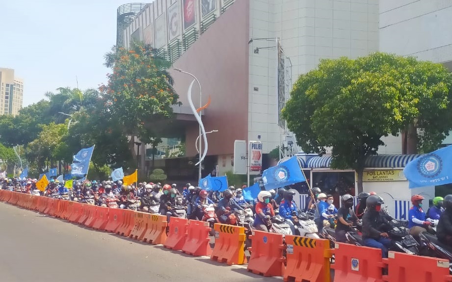 ratusan buruh melintas jalan tunjungan