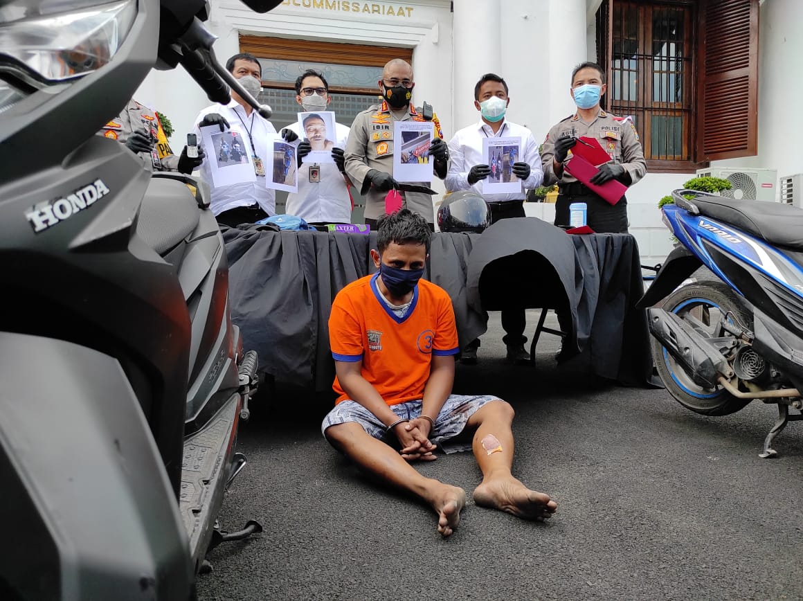 salah satu pelaku yang di tembak kakinya diamankan polisi beserta barang bukti