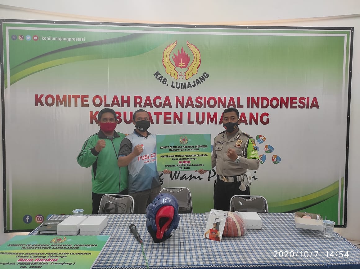 Perwakilan KONI Cabang Lumajang memberikan bantuan kepada Ketua Cabor Seni Beladiri Ju-Jitsu