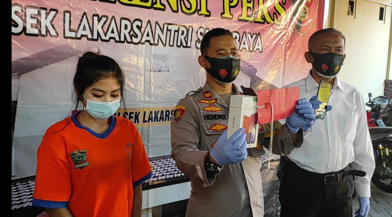 Nur Halizah (19) tersangka begal HP saat diamankan petugas Mapolsek Lakarsantri 