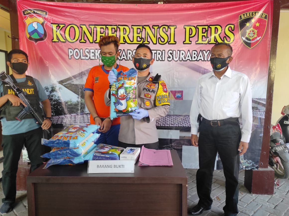 pelaku dan beras hasil curian di amankan polisi