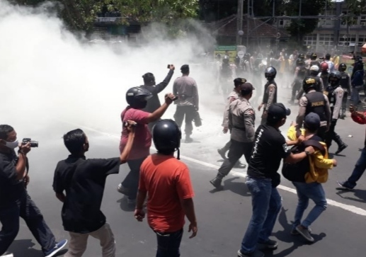 Aksi unjuk rasa mahasiswa didepan Kampus UNDAR Jombang dibubarkan polisi 