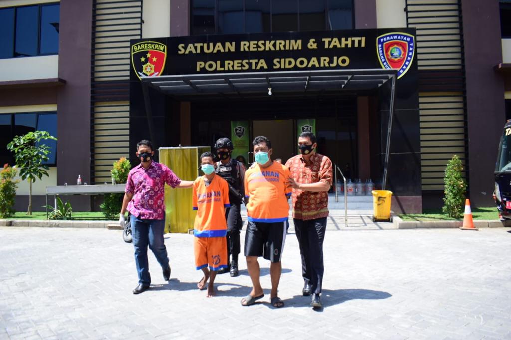 Pelaku saat digelandang di Mapolresta Sidoarjo
