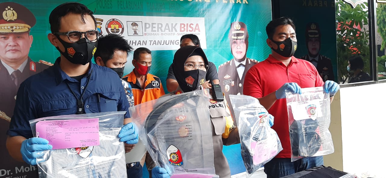 Polres Pelabuhan Tanjung Perak Surabaya menunjukkan barang bukti yang pakai pelaku untuk menghabisi korban 