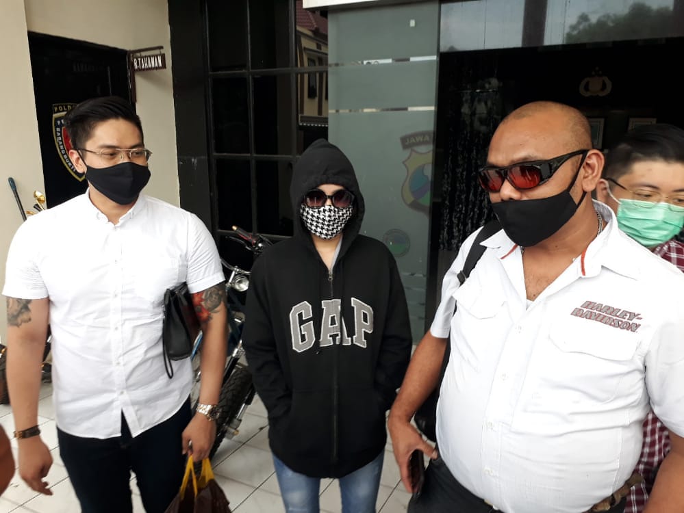 Model cantik inisial JJ (25) bersama kuasa hukumnya memberikan keterangan kepada media di Mapolrestabes Surabaya 