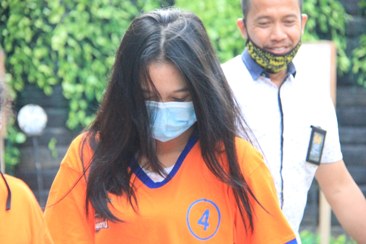 Gadis (20) warga Bendul Merisi Surabaya ditangkap petugas saat membantu kekasihnya packing sabu-sabu di kamar kos