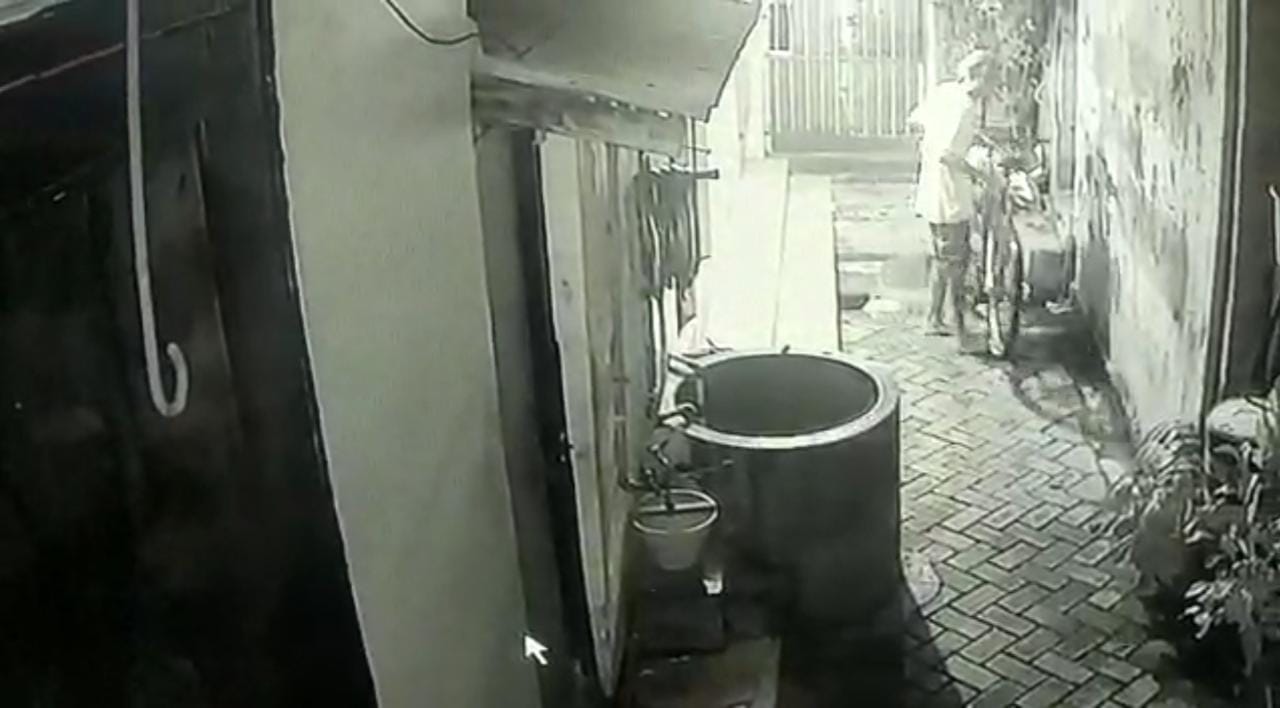 Maling mencuri sepeda milik petugas PMK terekam CCTV milik warga Jl. Darmo Surabaya