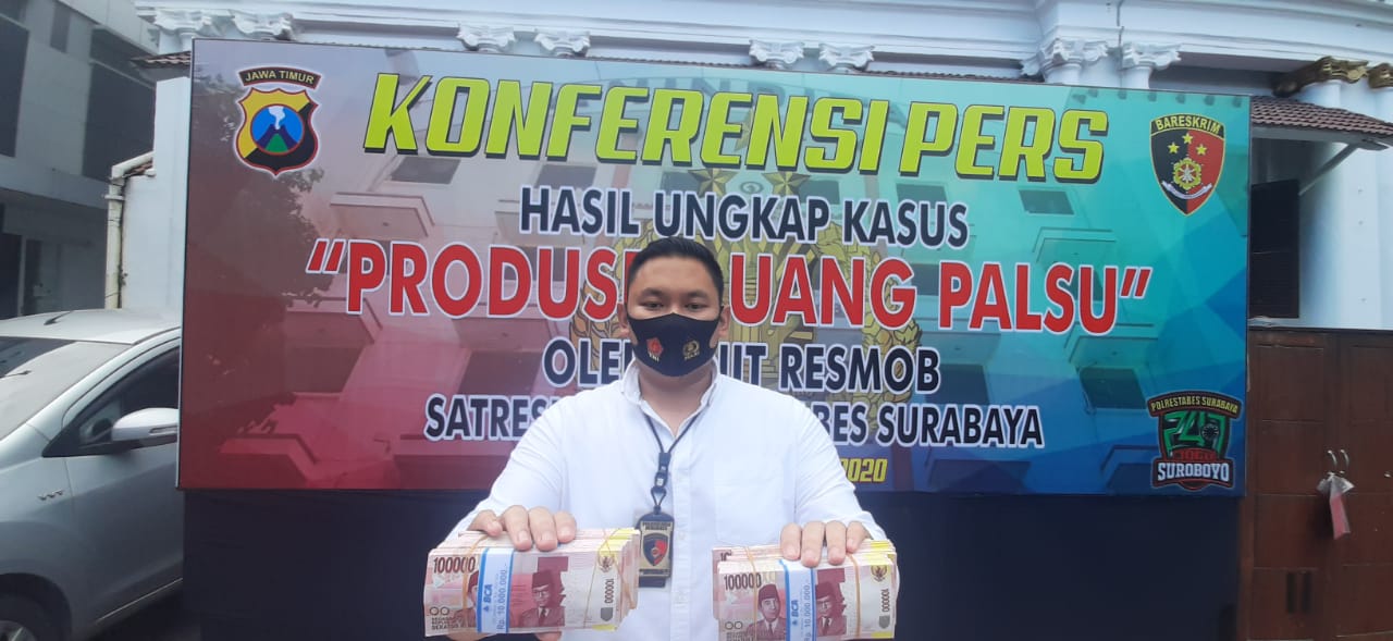 Polisi menunjukan barang bukti uang palsu