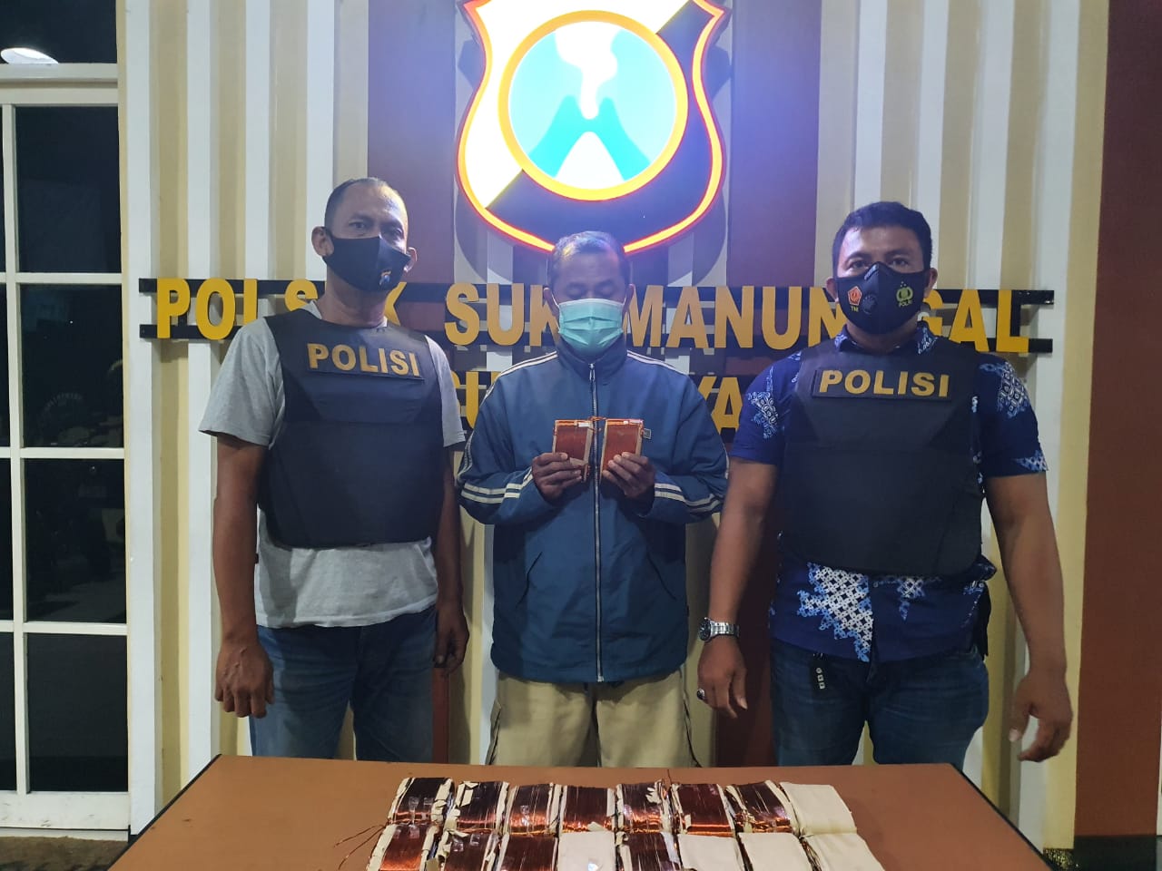 pelaku dan barang bukti diamankan polisi