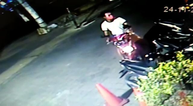 Screenshot video rekaman CCTV pencurian helm