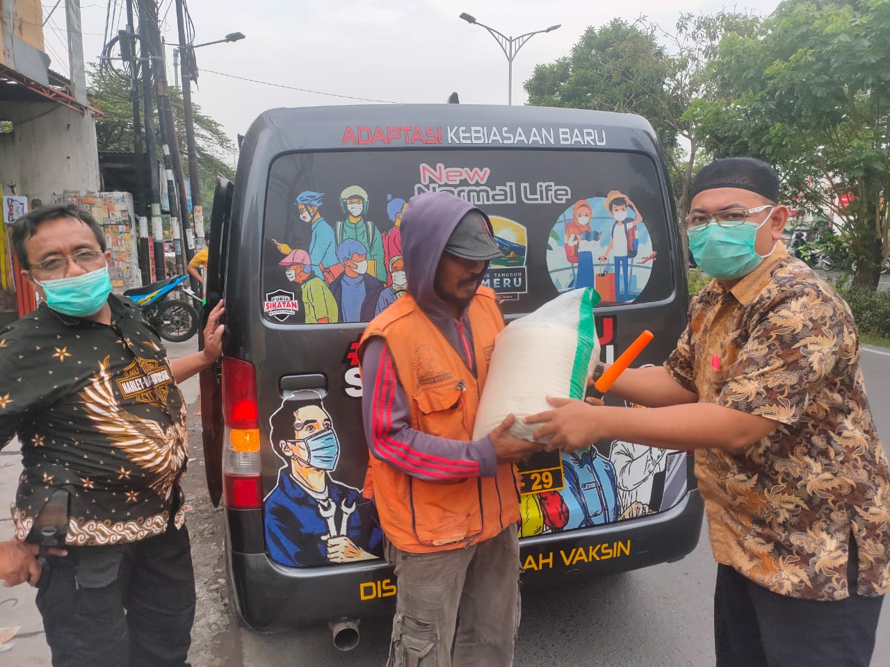 Anggota Satresnarkoba Polrestabes Surabaya membagikan Sembako