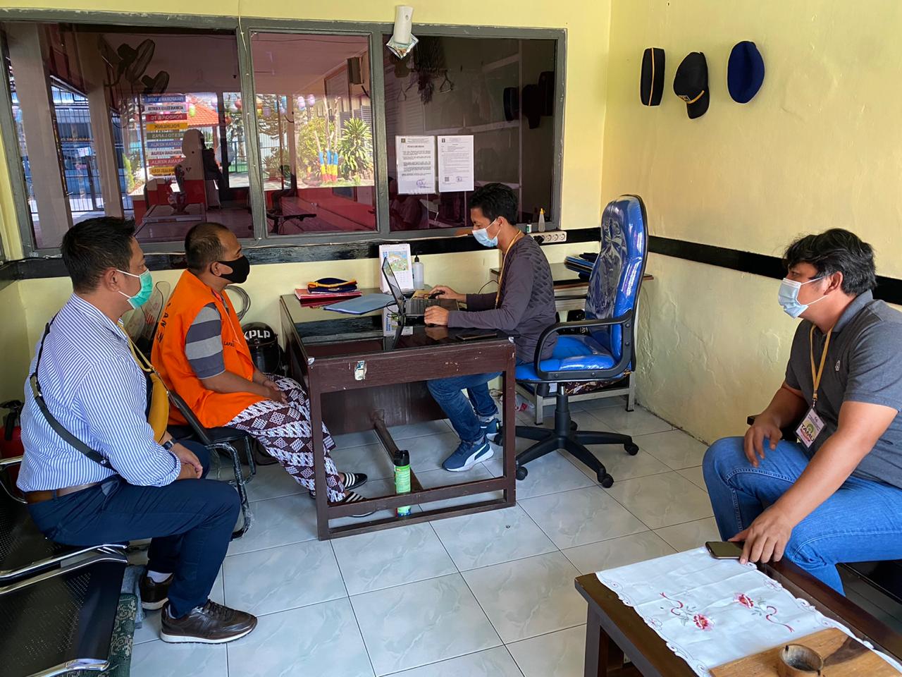 Polisi memeriksa Edi Santoso di Lapas Madiun