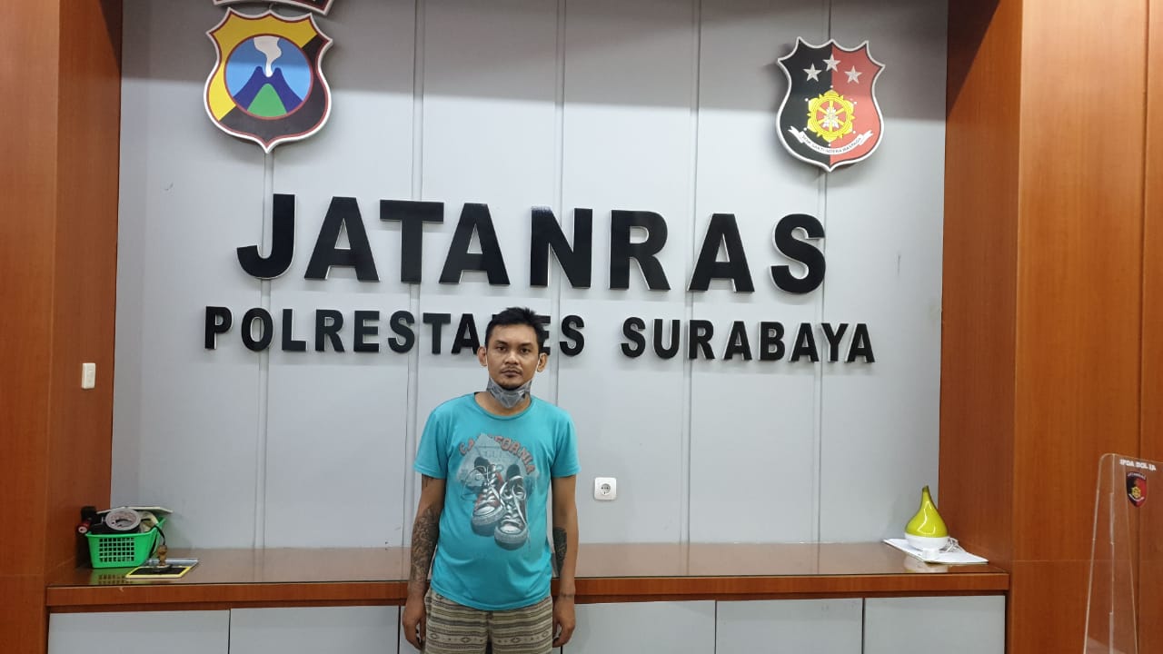 Pelaku saat diamankan di Mapolrestabes Surabaya