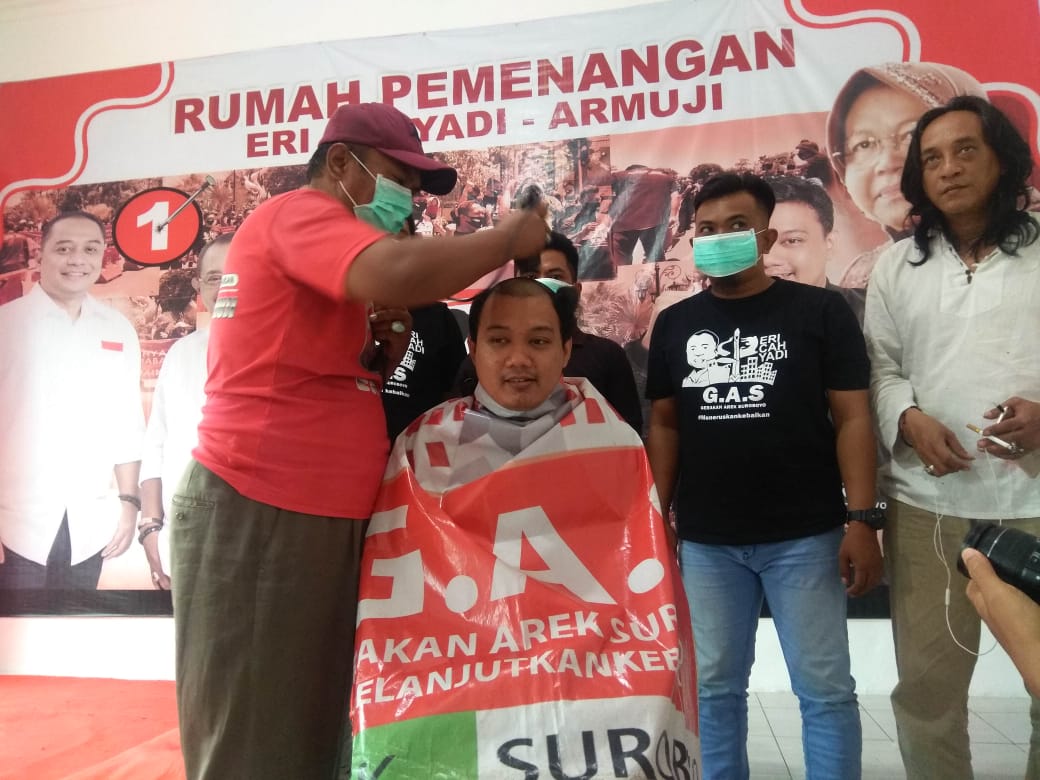 Fuad Benardi saat memotong rambut di Posko GAS