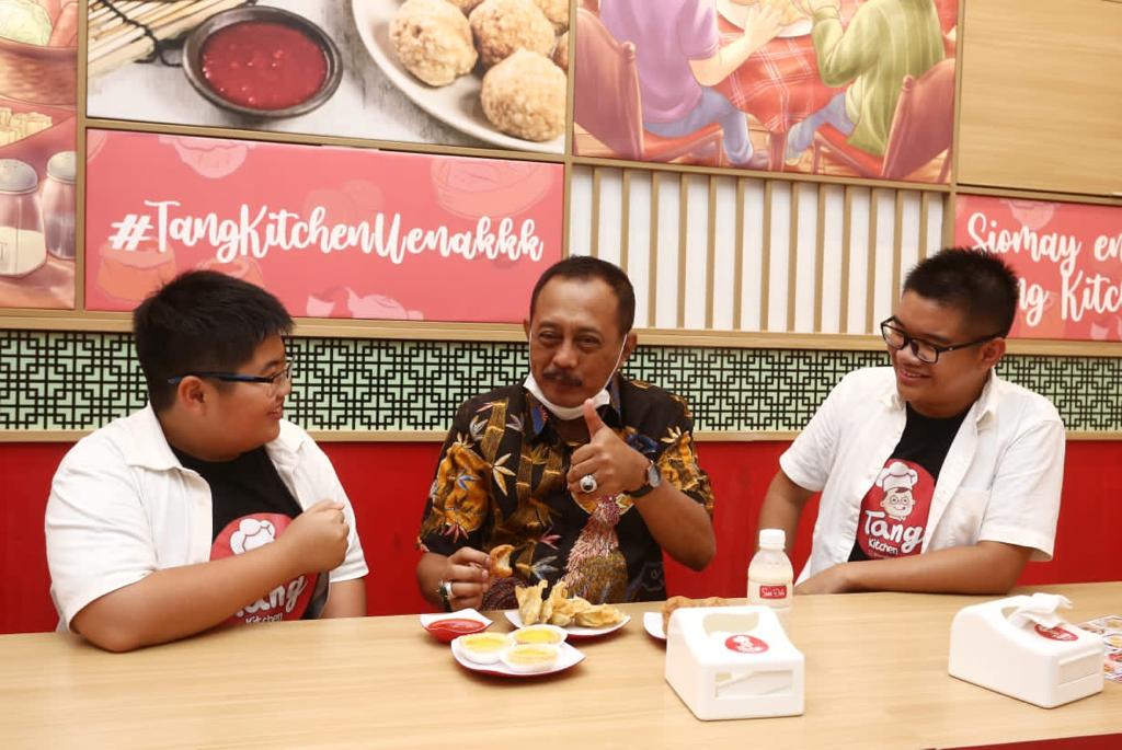 Jason dan Wilson (kakak Jason) bersama Armuji
